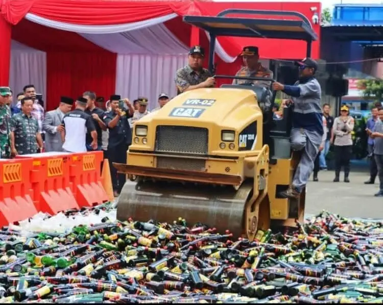 Polrestro Tangkot Musnahkan 16.242 Botol Miras dan Obat Obatan Terlarang