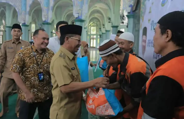 Jelang Lebaran, 466 Penyapu Jalan di Kota Tangerang Terima Paket Sembako
