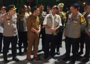 Pj Gubernur Banten Al Muktabar saat mendampingi Menko PMK. (DOK)