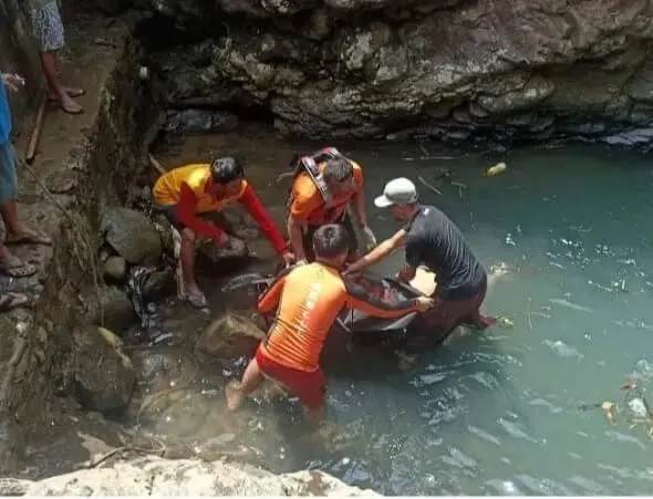 Korban Terpeleset di Curug Putih Cinoyong - Carita Ditemukan Tak Bernyawa
