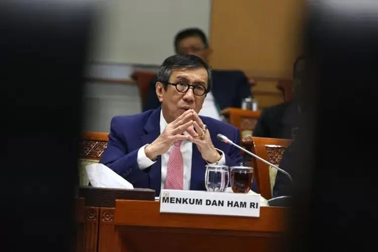 RAKER: Menteri Hukum dan Hak Asasi Manusia (Menkum Ham) Yasonna Laoly (tengah) didampingi Jajarannya mengikuti Rapat Kerja (Raker) dengan Komisi III DPR, di Kompleks Parlemen, Senayan, Jakarta, Kamis (28/11/2019). Raker tersebut membahas Rencana Strategis Kementerian Hukum dan HAM dan Hasil pemeriksaan BPK semester I tahun 2019 dan tindak lanjut rencana undang - undang. (Dery Ridwansah/ JawaPos.com)