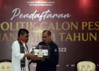CINDERAMATA: Ketua Umum Partai Berkarya Mayjen TNI (Purn) Muchdi Purwoprandjono menerima cindera mata usai menyerahkan dokumen pendaftaran parpol peserta pemilu kepada Ketua KPU Hasyim Asy'ari di Gedung KPU RI, Jakarta, Jumat (12/8/2022). Partai Berkarya menargetkan 55 kursi DPR RI dalam Pemilu 2024 mendatang. (JPC)