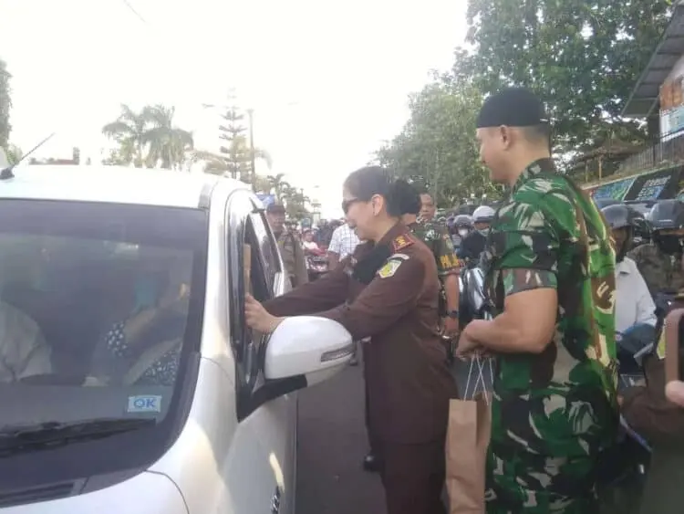 Kajari dan Dandim 0601 Pandeglang Turun ke Jalan Bagikan Takjil
