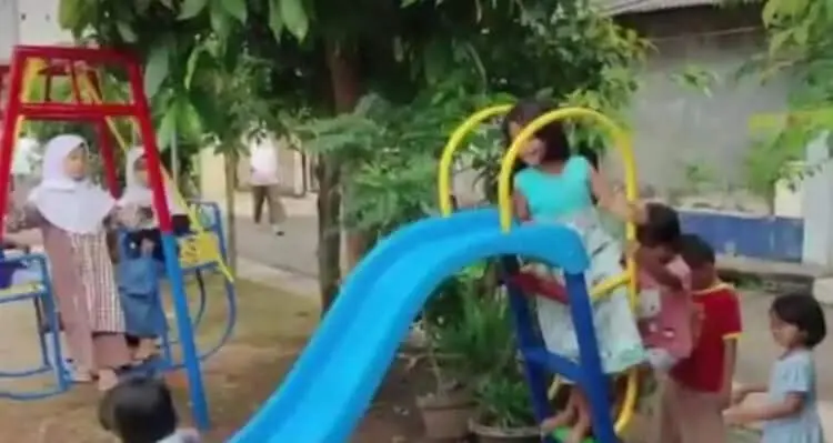 Lurah Cisauk Farly Sebar Fasilitas Bermain Anak ke 6 Posyandu