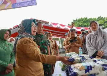 Virgojanti, Plh Sekda Banten, di acara bazar sembako murah. (ISTIMEWA)