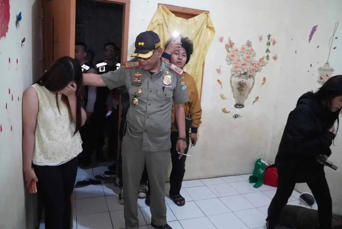 Belasan PSK dan Teman Kencannya Terciduk Satpol PP Belasan PSK dan Teman Kencannya Terciduk Satpol PP