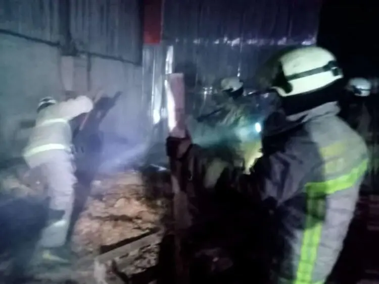 KEBAKARAN: Situasi di gudang dan pabrik pembuatan kayu valet di Kampung Cipari RT 01/RW 01, Desa Ciakar, Kecamatan Panongan yang terbakar. Terlihat petugas pemadam kebakaran BPBD Kabupaten Tangerang sedang berjibaku berusaha memadamkan api di lokasi. (ISTIMEWA)