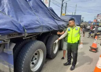 OLAH TKP: Terlihat petugas Kepolisian Satlantas Polresta Tangerang sedang melakukan olah TKP di Jalan Raya Jalan Korelet-Rancaiyuh, Kecamatan Panongan, Selasa (4/4). (ALFIAN HERIANTO)