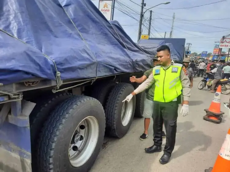Gagal Nyalip, Pelajar Tewas Terlindas Truk di Jalan Raya Korelet-Rancaiyuh