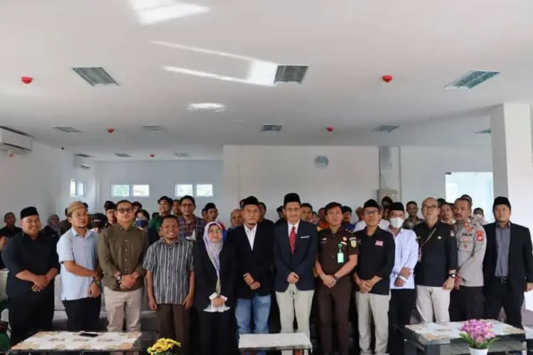 PLENO DPS: KPU Kota Tangsel malakukan pleno DPS terbuka di kantor KPU Kota Tangsel. Selanjutnya KPU akan terus memproses data pemilih sampai menjadi DPT. (BNN)