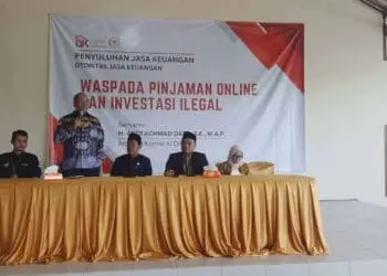 PENYULUHAN: Komisi XI Dewan Perwakilan Rakyat (DPR) RI, Andi Achmad Dara saay memberikan penyuluhan kepada masyarakat Panongan terkait waspada pinjaman online dan investasi ilegal di Rumah Pesta Un Con Bow Cukanggalih, Ciakar, Panongan, Senin (10/4). (ALFIAN HERIANTO)