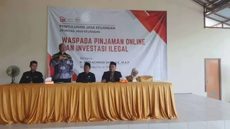 PENYULUHAN: Komisi XI Dewan Perwakilan Rakyat (DPR) RI, Andi Achmad Dara saay memberikan penyuluhan kepada masyarakat Panongan terkait waspada pinjaman online dan investasi ilegal di Rumah Pesta Un Con Bow Cukanggalih, Ciakar, Panongan, Senin (10/4). (ALFIAN HERIANTO)