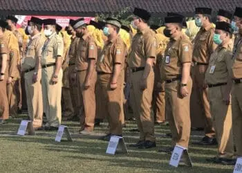 APEL SENIN PAGI: Aparatur Sipil Negara (ASN) Kabupaten Tangerang terlihat sedang mengikuti Apel Senin pagi di Lapangan Maulana Yudhanegara, Pusat Pemerintahan Kabupaten Tangerang, Tigaraksa. (DOK/ SATELITNEWS)