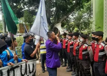 Geruduk Ratusan Mahasiswa Demo Tolak UU Cipta Kerja