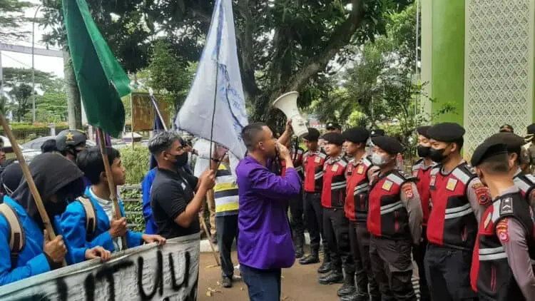 Geruduk Ratusan Mahasiswa Demo Tolak UU Cipta Kerja