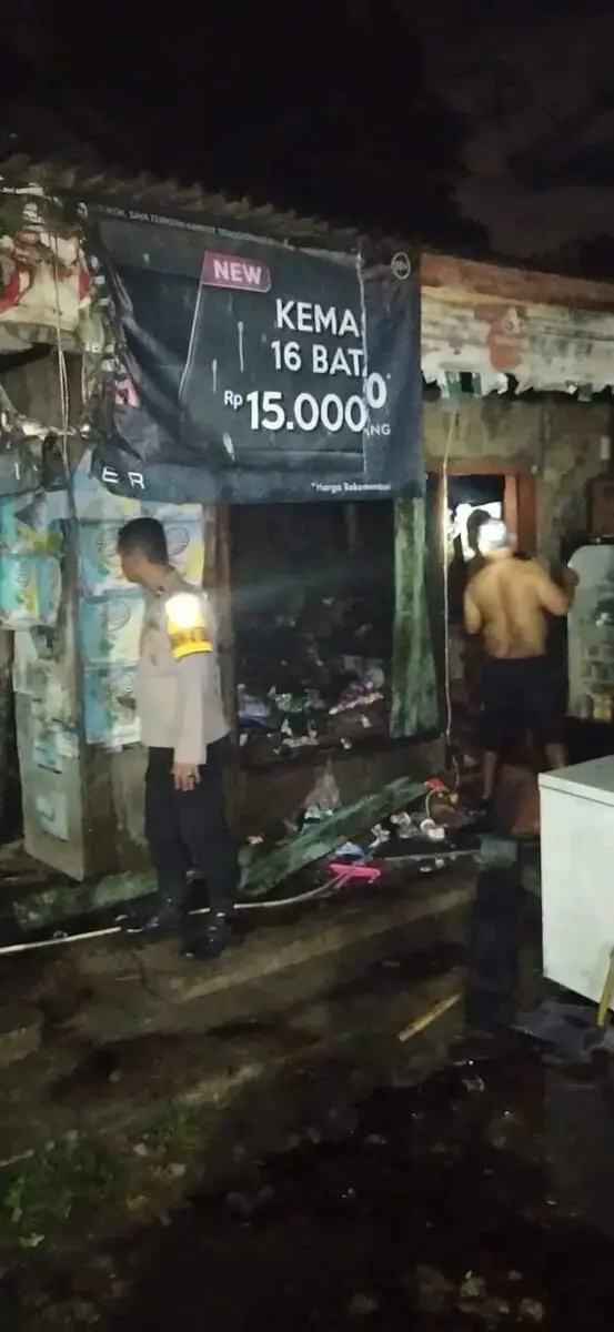 Freezer Korslet, Kios Klontong di Cikupa Kebakaran