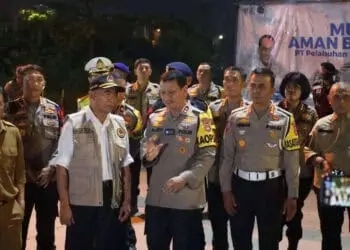MENINJAU: Menko PMK Muhadjir Effendy tampak didampingi Kapolda Banten Irjen Pol Prof. Dr. Rudy Heriyanto beserta Pj Gubernur Banten Al Muktabar, saat mengecek arus mudik di Pelabuhan Pelindo II Ciwandan pada Rabu (19/04) malam.(ISTIMEWA)