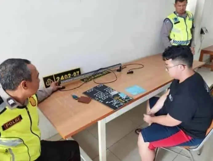 Pemudik Nekat Pakai Plat Palsu dan Rotator