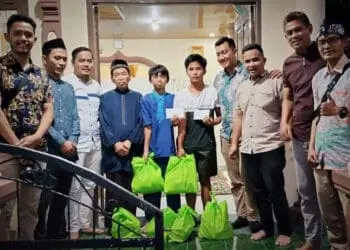 SANTUNAN: Secara simbolis pihak Prokopim Setda Pandeglang foto bersama usai menyantuni anak yatim, Jumat (14/4/2023). (NIPAL SUTIANA)