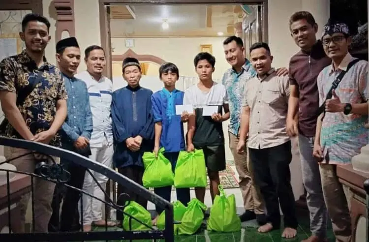 SANTUNAN: Secara simbolis pihak Prokopim Setda Pandeglang foto bersama usai menyantuni anak yatim, Jumat (14/4/2023). (NIPAL SUTIANA)