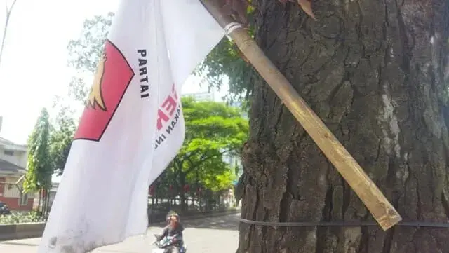 Alat Peraga Kampanye di Kota Tangerang Dipasang dengan Cara Dipaku di Pohon