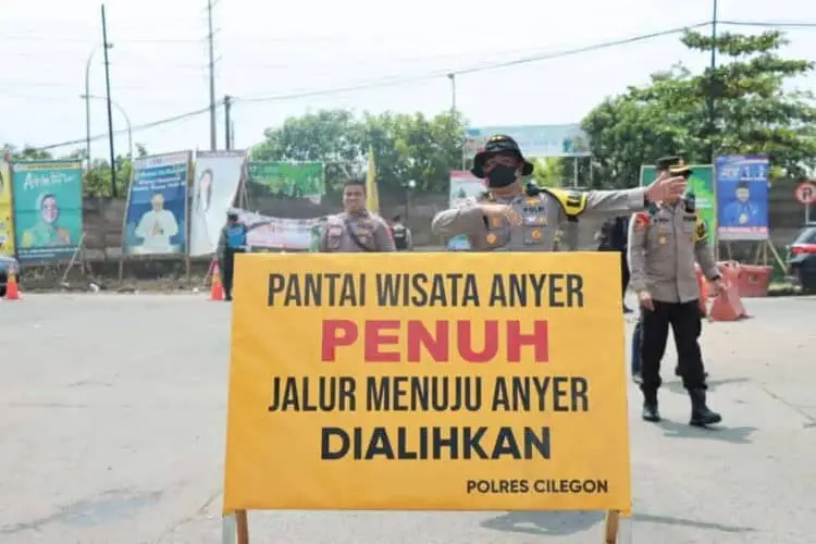 Sistem One Way Jalur Wisata Anyer-Carita Diberlakukan Selama Libur Lebaran