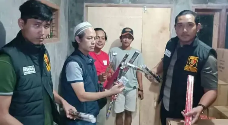 AMANKAN PETASAN - Personel Satuan Reskrim Polres Pandeglang, menyita petasan di wilayah Kecamatan Menes, Pandeglang, Rabu (13/4/2023) malam. (ISTIMEWA)