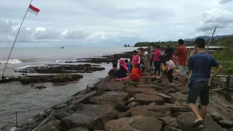 Mayat Mr X Tergeletak Tanpa Busana di Pantai Caringin Pandeglang