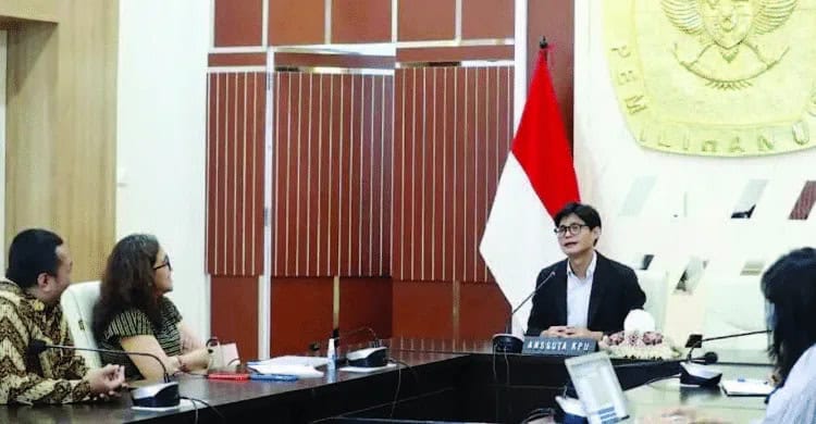 AUDIENSI: Anggota Komisi Pemilihan Umum (KPU) August Mellaz (tengah) menerima audiensi rombongan dari The Indonesian Institute dalam rangka penyampaian hasil penelitian kampanye di media sosial, di Kantor KPU, Jakarta, Selasa (11/4). KPU menyambut baik hasil penelitian ini dan ke depan akan menggelar Focus Group Discussion (FGD) dan diskusi publik. (Foto: Instagram @kpu_ri)