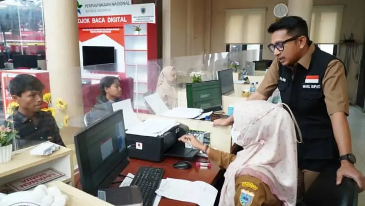 Ngantor di Disdukcapil, Wabup Tanto Klaim Pelayanan Terhadap Masyarakat Berjalan Optimal