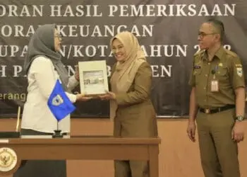 Bupati Pandeglang Irna Narulita, menerima LHP BPK RI atas LKPD Pemda Pandeglang TA 2022. (ISTIMEWA)