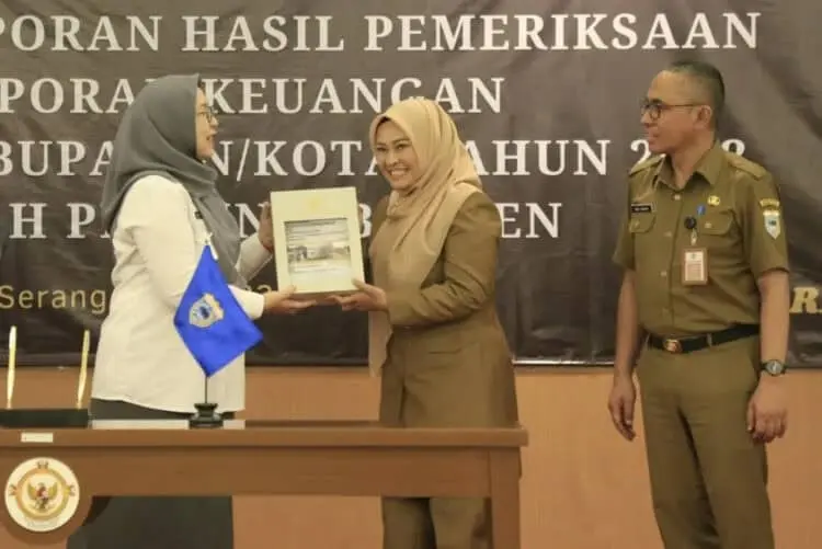 Bupati Pandeglang Irna Narulita, menerima LHP BPK RI atas LKPD Pemda Pandeglang TA 2022. (ISTIMEWA)