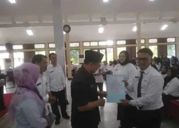PENYERAHAN SK PPPK–Para Nakes, sedang mengikuti acara penyerahan SK PPPK, di Aula Pendopo Bupati Pandeglang, Rabu (24/5/2023). (ISTIMEWA)