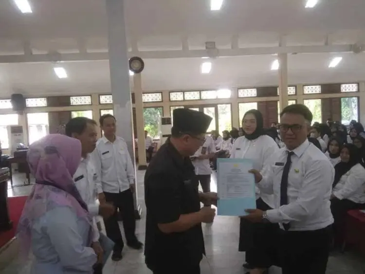 PENYERAHAN SK PPPK–Para Nakes, sedang mengikuti acara penyerahan SK PPPK, di Aula Pendopo Bupati Pandeglang, Rabu (24/5/2023). (ISTIMEWA)