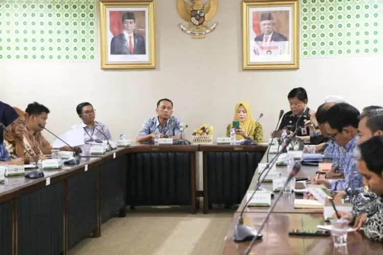 RAPAT PERSIAPAN–Diskoumperindag Kabupaten Serang, gelar rapat persiapan untuk mengikuti Pameran Apkasi Otonom Expo (AOE) 2023. (ISTIMEWA)