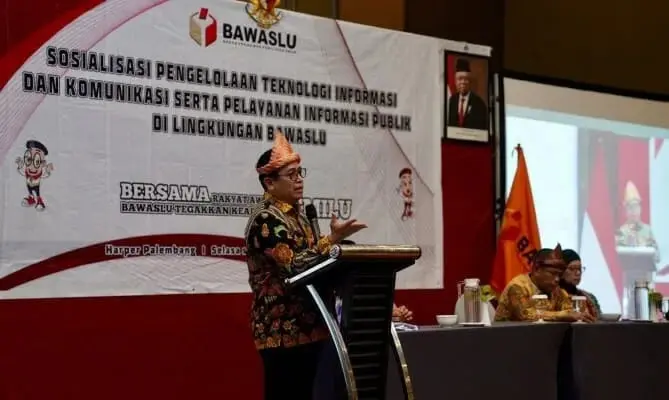 SOSIALISASI: Anggota Bawaslu Puadi saat berada di podium memberikan arahan dalam Sosialisasi Pengelolaan Teknologi Informasi dan Komunikasi Serta Pelayanan Informasi Publik di lingkungan Bawaslu di Kota Palembang, Sumatra Selatan, Selasa (16/5/2023). (DOK BAWASLU)