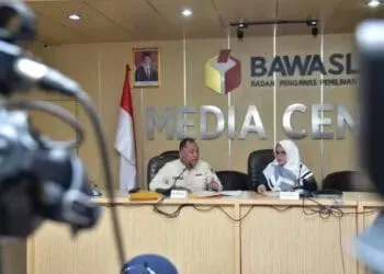 MEMBERIKAN KETERANGAN:  Totok Hariyono (kiri) dan Lolly Suhenty (kanan) memberikan keterangan pers hasil pengawasan pencalonan DPD RI di Media Center Bawaslu, Jakarta, Senin (8/5/2023). (DOK BAWASLU)