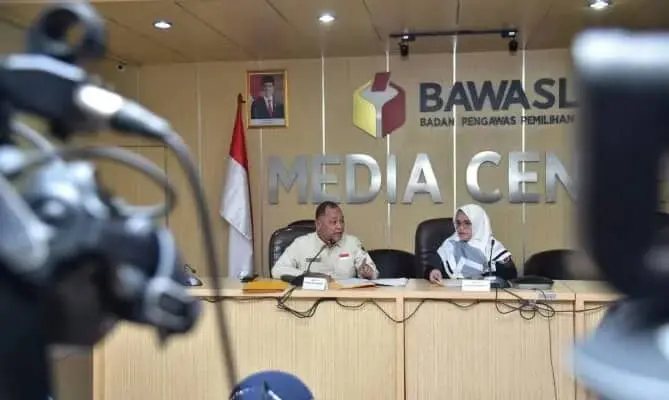 MEMBERIKAN KETERANGAN: Totok Hariyono (kiri) dan Lolly Suhenty (kanan) memberikan keterangan pers hasil pengawasan pencalonan DPD RI di Media Center Bawaslu, Jakarta, Senin (8/5/2023). (DOK BAWASLU)