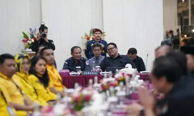 PENGAWASAN MELEKAT: Ketua Bawaslu Rahmat Bagja didampingi Sekretaris Jenderal Ichsan Fuady saat melakukan pengawasan melekat pendaftaran bakal calon anggota legislatif (Bacaleg) Pemilu 2024 oleh partai politik (Parpol) di Gedung KPU RI, Minggu (15/5/2023). (DOK BAWASLU)
