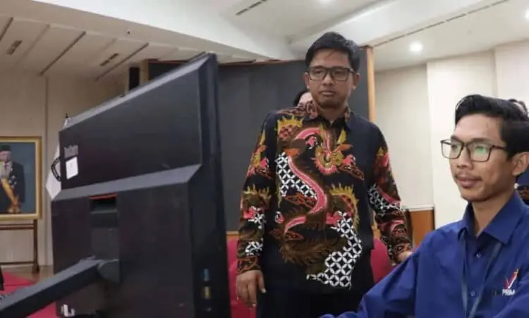 Komisioner KPU Bidang Teknis Idham Holik disela-sela kesibukannya. (ISTIMEWA)