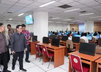 MENINJAU: Anggota Bawaslu Puadi meninjau pelaksanaan Computer Assisted Test Bawaslu DKI Jakarta, di Gedung Badan Kepegawain Negara (BKN), Jakarta Timur, Senin (22/5/2023). (DOK BAWASLU)