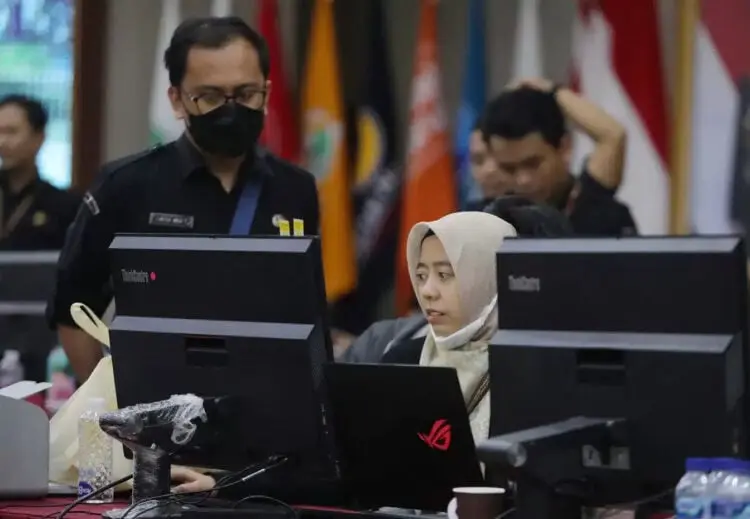 VERIFIKASI: Petugas KPU Pusat melakukan verifikasi berkas pengajuan bakal calon legislatif (bacaleg) Pemilu 2024 di Kantor KPU Pusat, Jakarta, Minggu (14/5/2023). KPU RI menutup masa pendaftaran calon legislatif (caleg) DPR RI, DPRD, dan DPD Pemilu 2024 hari ini (Minggu), Bacalon nantinya akan melakukan pendaftaran melalui aplikasi Sistem Informasi Calon (Silon). Para bacalon DPD dan partai politik yang mengusung bacalon DPR dan DPRD diminta untuk mengunggah dokumen pendaftaran di Silon. (JPC)