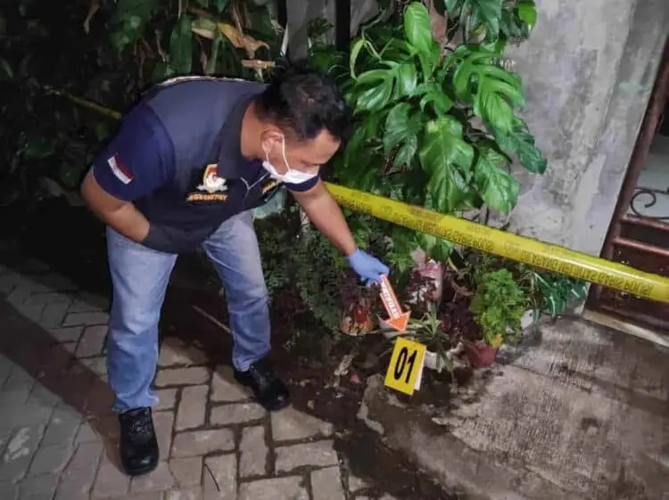 OLAH TKP: Anggota Kepolisian Sektor Rajeg saat melakukan olah Tempat Kejadian Perkara (TKP) di lokasi penemuan 32 peluru revolver, Sabtu (6/5). (ISTIMEWA)