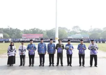 HARDIKNAS: Suasana upacara peringatan Hari Pendidikan Nasional (Hardiknas) yang juga dirangkaikan dengan Hari Otonomi Daerah yang dipimpin Bupati Zaki di Lapangan Maulana Yudha Negara, Puspemkab Tangerang, Tigaraksa, Selasa (2/5/2023). (ISTIMEWA)