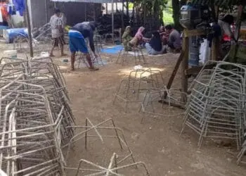 PEMBUATAN JARING LABA-LABA - Masyarakat diberdayakan untuk membuat rak jaring laba-laba, guna menyukseskan program pelestarian Terumbu Karang, di Pulau Liwungan. (ISTIMEWA)