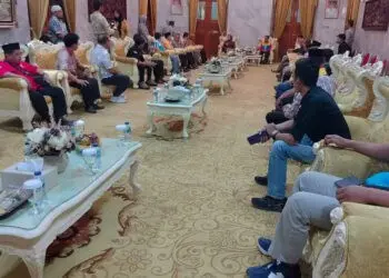 Aliansi Serikat Pekerja Serikat Buruh (ASPSB) Kabupaten Serang, menemui Bupati Serang di pendopo, untuk melakukan audiensi, Kamis (4/5/2023). (SIDIK/SATELITNEWS.COM)