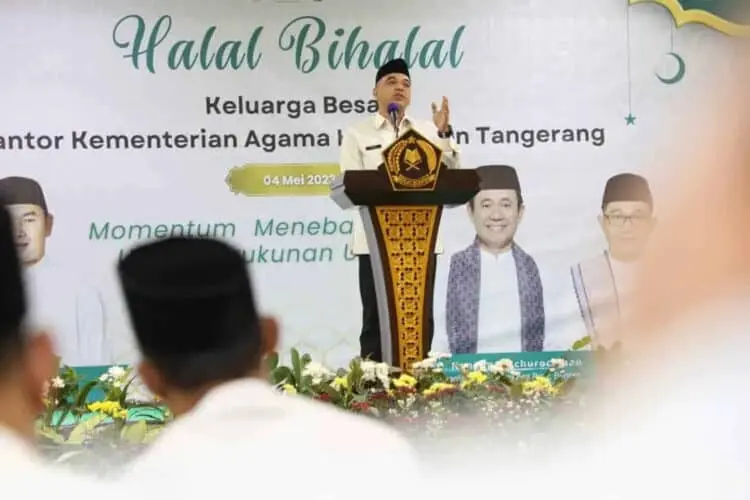 SAMBUTAN: Bupati Tangerang Zaki Iskandar saat menyampaikan sambutan di acara Halal Bihalal Keluarga Besar Kantor Kemenag Kabupaten Tangerang di Ruang Serba Guna Masjid Agung Al Amjad, Pusat Pemkab Tangerang, Tigaraksa, Kamis (4/5/2023). (FAJAR ADITYA/ SATELIT NEWS)