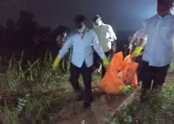 Kepolisian Resort Kota Tangerang mengevakuasi mayat laki-laki tanpa identitas yang ditemukan pelajar SMPN 3 Solear, di lapangan Kampung Ranca Gede, Desa Munjul, Kecamatan Solear. (DOK/SATELIT NEWS)