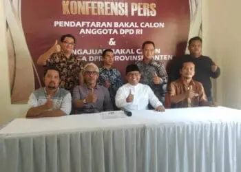 Miftahudin resmi daftar DPD. (LUTHFI/SATELITNEWS.COM)