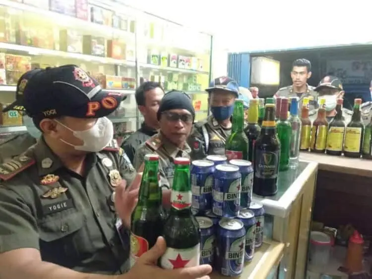Anggota Satpol PP Kabupaten Serang, sita puluhan dus botol Minuman Keras (Miras). (ISTIMEWA)